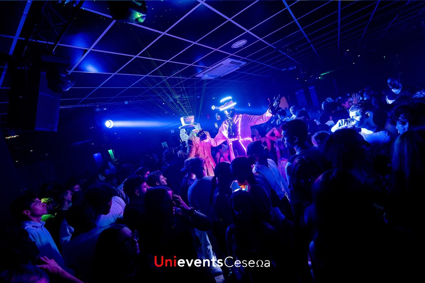 Post: Venerdì sera è stata una notte incredibile, abbiamo ballato, ci siamo divertiti insieme fino a notte fonda, tutti gli universitari della nos…
