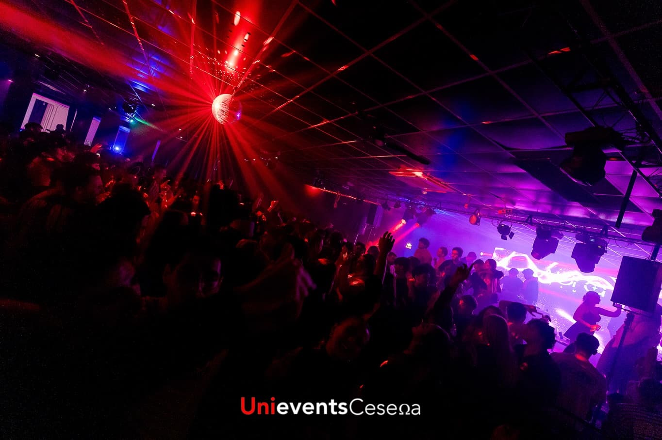 Post: Venerdì sera è stata una notte incredibile, abbiamo ballato, ci siamo divertiti insieme fino a notte fonda, tutti gli universitari della nos…